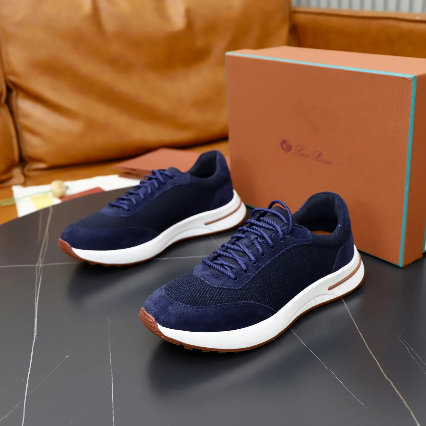 Ex-factory price: 560💰Loro Piana Tennis Walk men’s moral training sneakers! These new textured leather tennis shoes feature an ultra-low-top design for year-round wear and are water-resistant. The wrapped sole creates an effortlessly attractive color combination that harmoniously blends functionality with understated style. The ideal footwear option for urban dressing. The heel is decorated with a soft calfskin tongue with Kummel color inserts and an embossed LP logo. Cotton shoelaces. Material: Upper: Gray woven stitching with cowhide accents! Sole: Rubber lining: Cow leather original rubber sole, excellent foot comfort, complete package! Size: 38-39-40-41-42-43-44 leather shoe size (4546 can be customized)